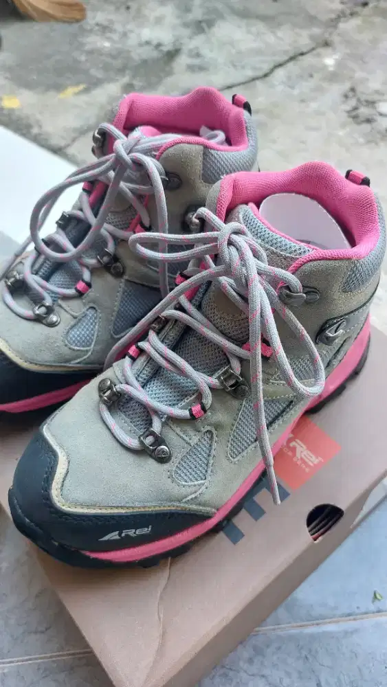 Sepatu Gunung Wanita Arei Smithsonia