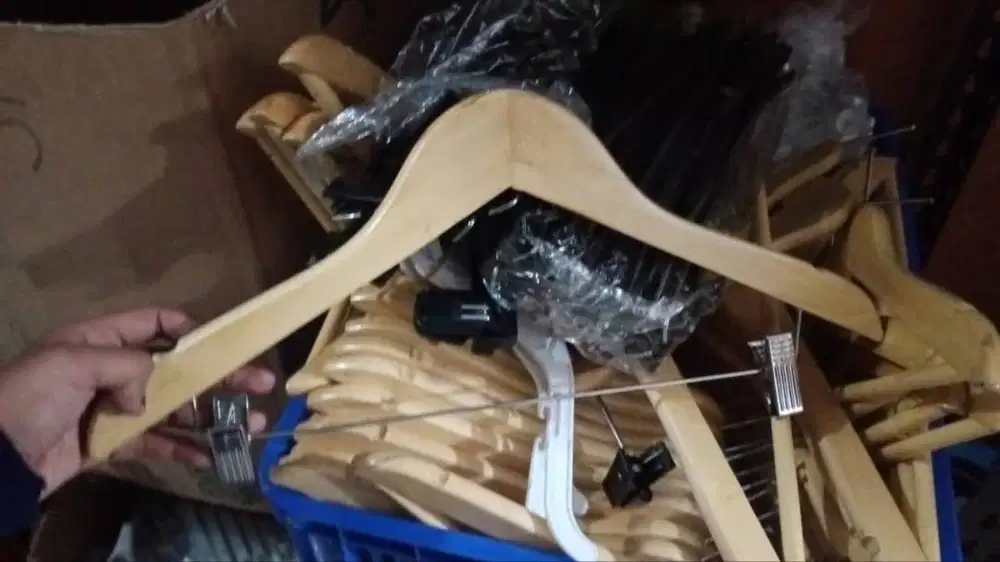 hanger kayu jepit