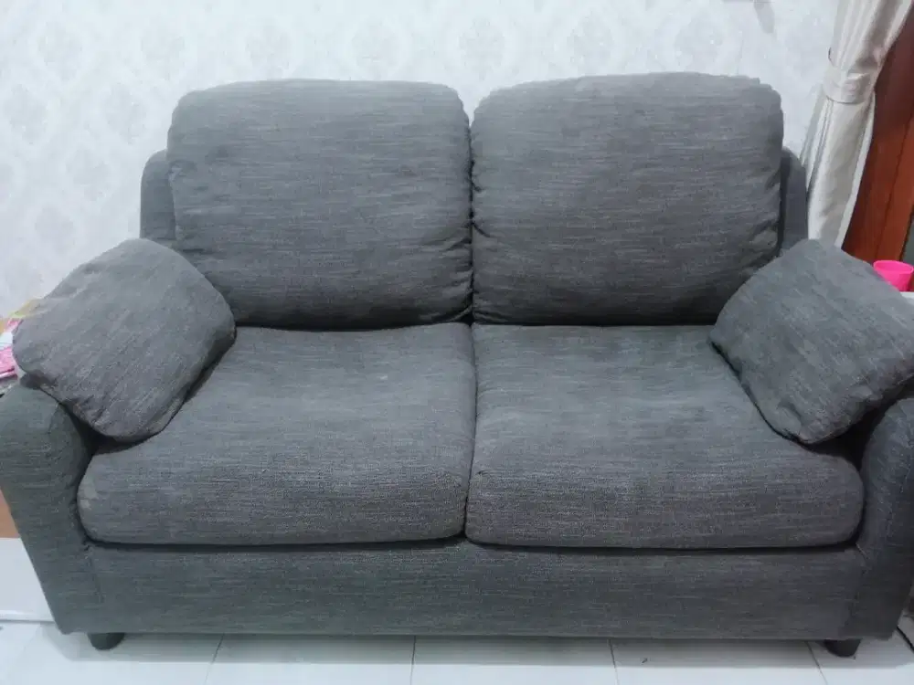 Sofa IKEA warna abu tua kehitaman