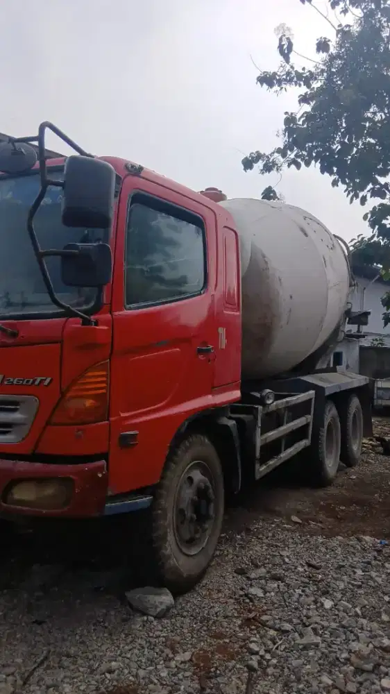 Truck mixer Hino lohan tahun 2008