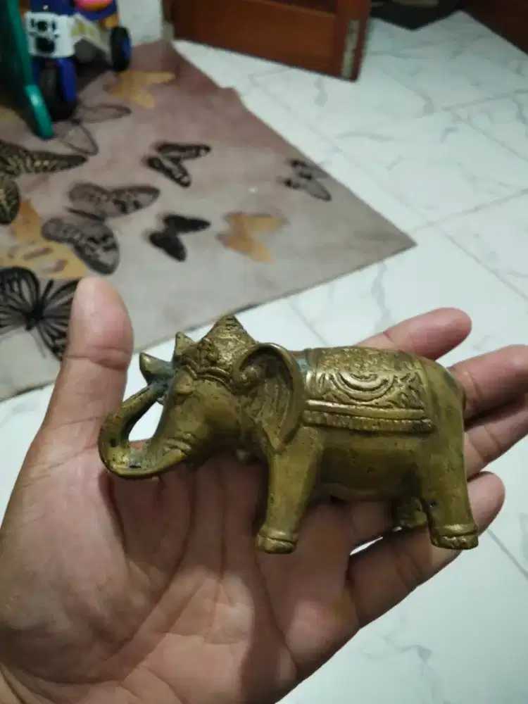 Koleksi gajah kuningan