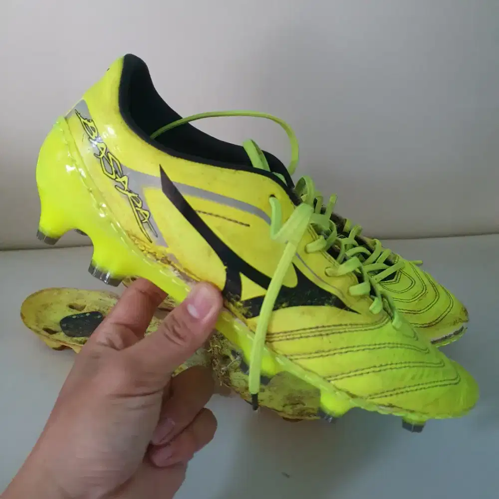 Sepatu Bola Mizuno Basara 001 K Lea