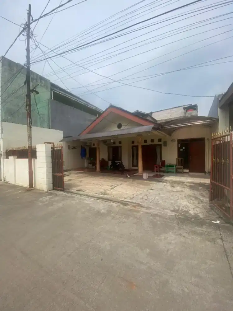 Rumah bangunan lama lokasi strategis di jati bening