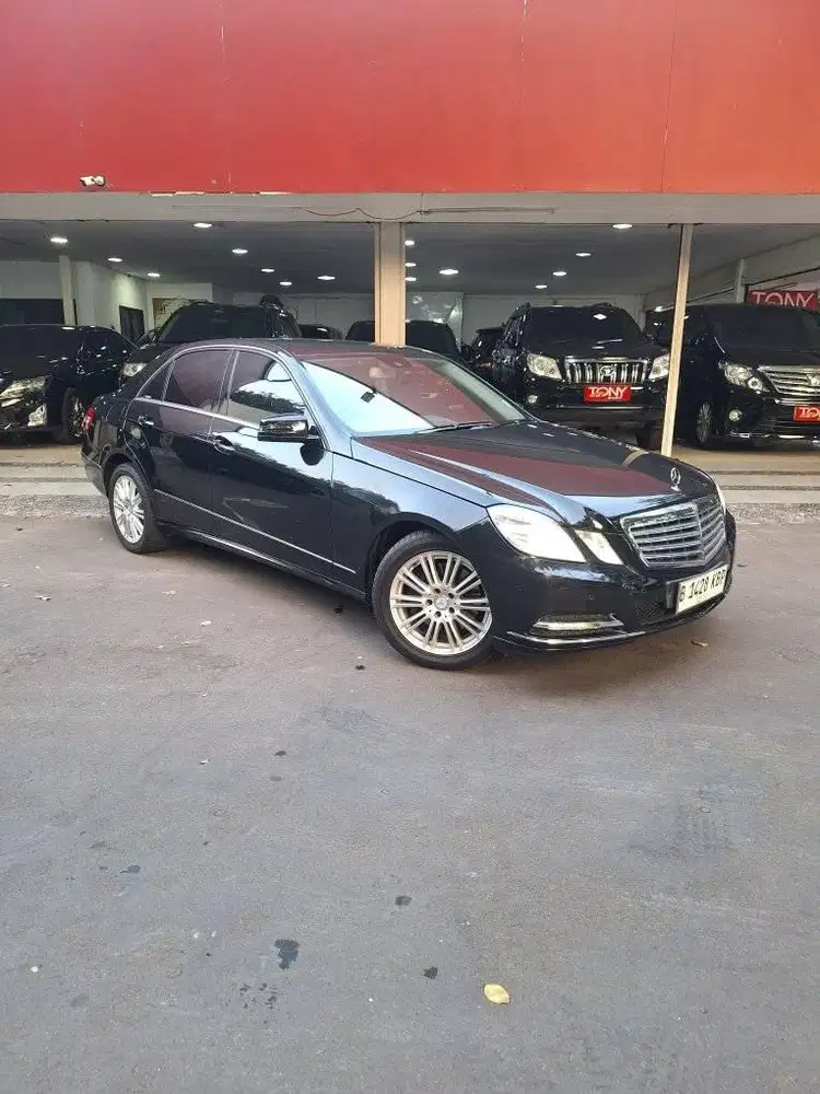 Mercy E300 Elegance DP 10jt 2011 Hitam