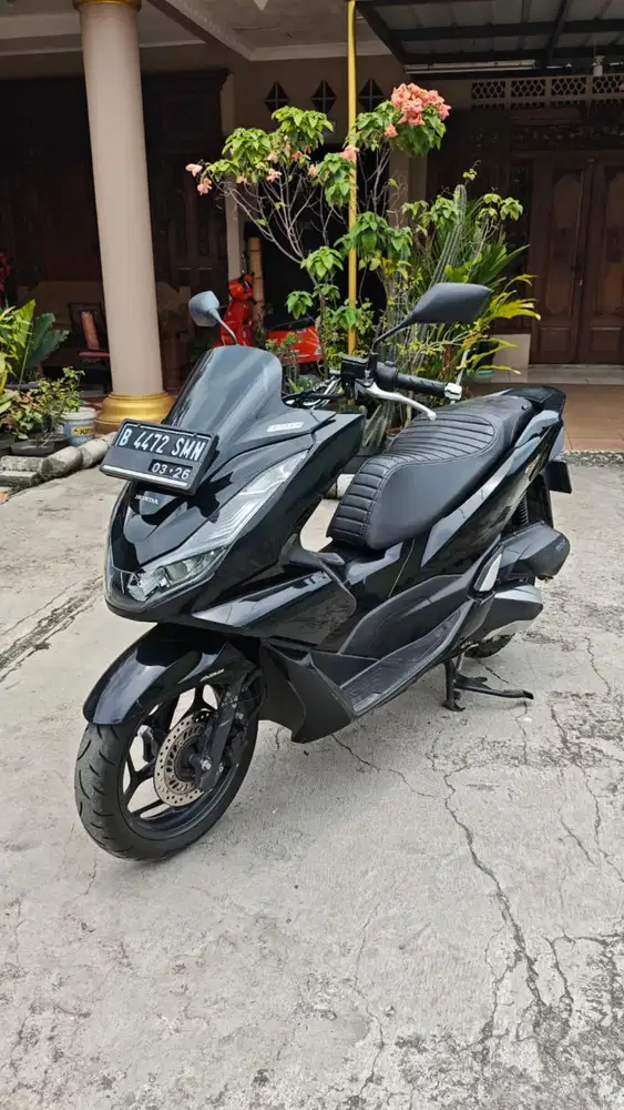 Honda PCX 160 cc hitam