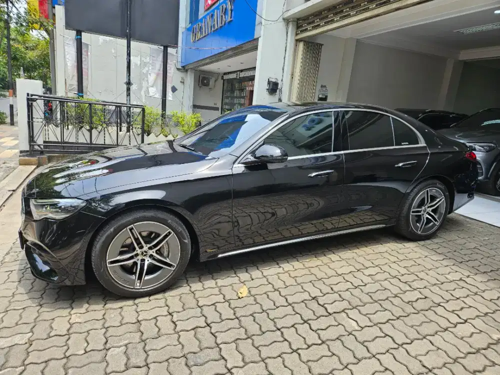 Mercedes Benz E300 2024 Pembelian 2025 Istimewa Seperti Baru
