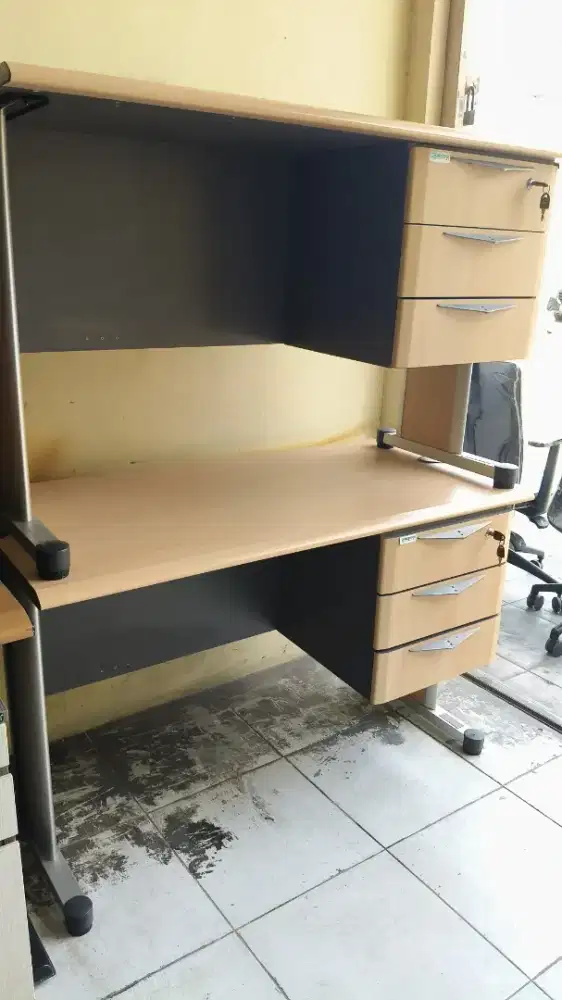 Meja kantor merk modera