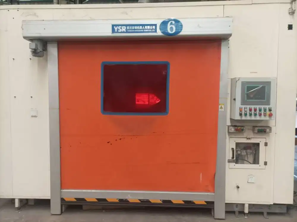 Stasiun pengelasan robotik, Merek: YASKAWA. Model: DX200 MA1440, Tahun