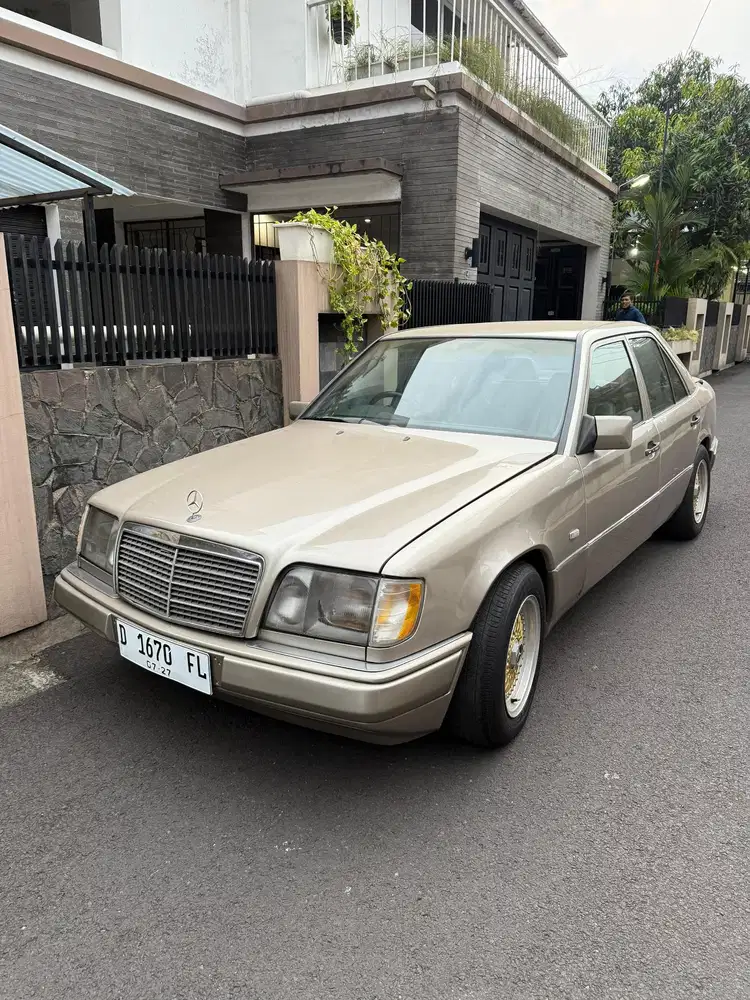 Mercedes-Benz E300 1990 Bensin
