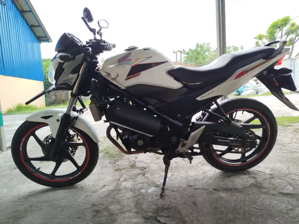 Honda cb150r old 2015