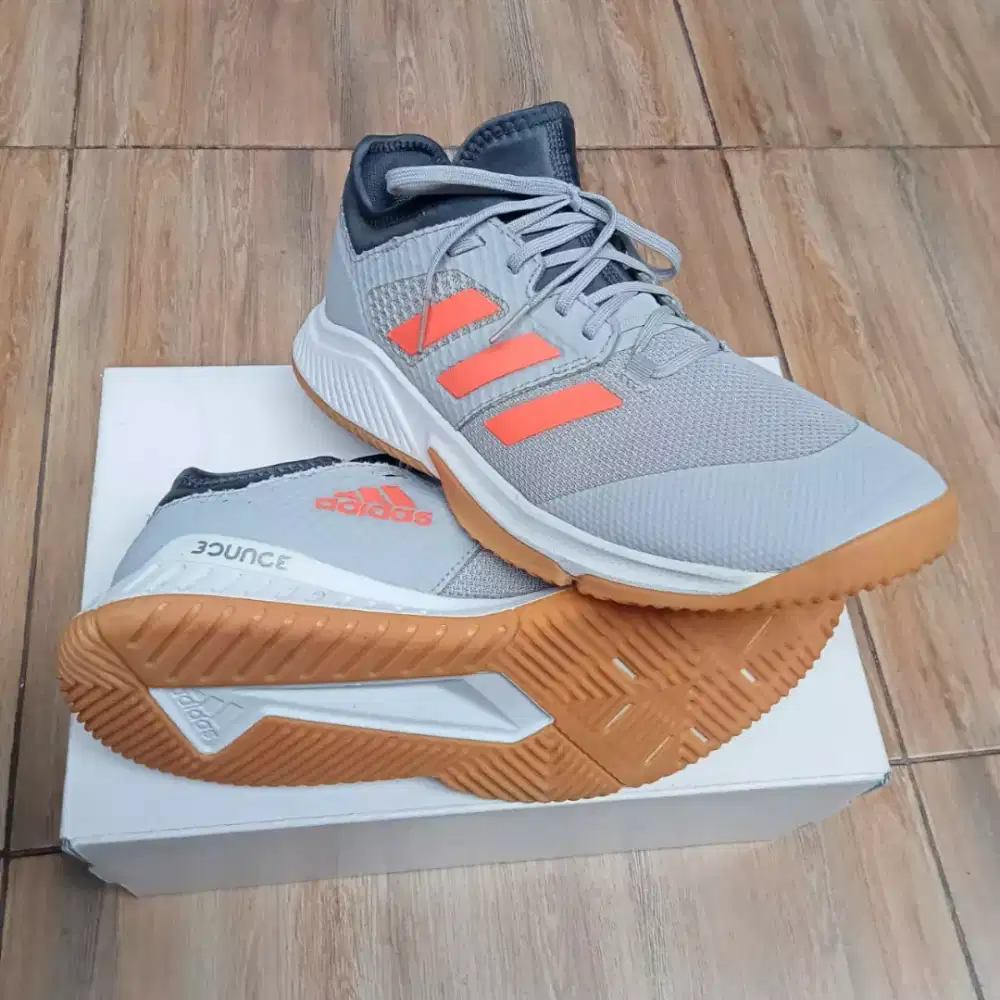 Sepatu ADIDAS badminton