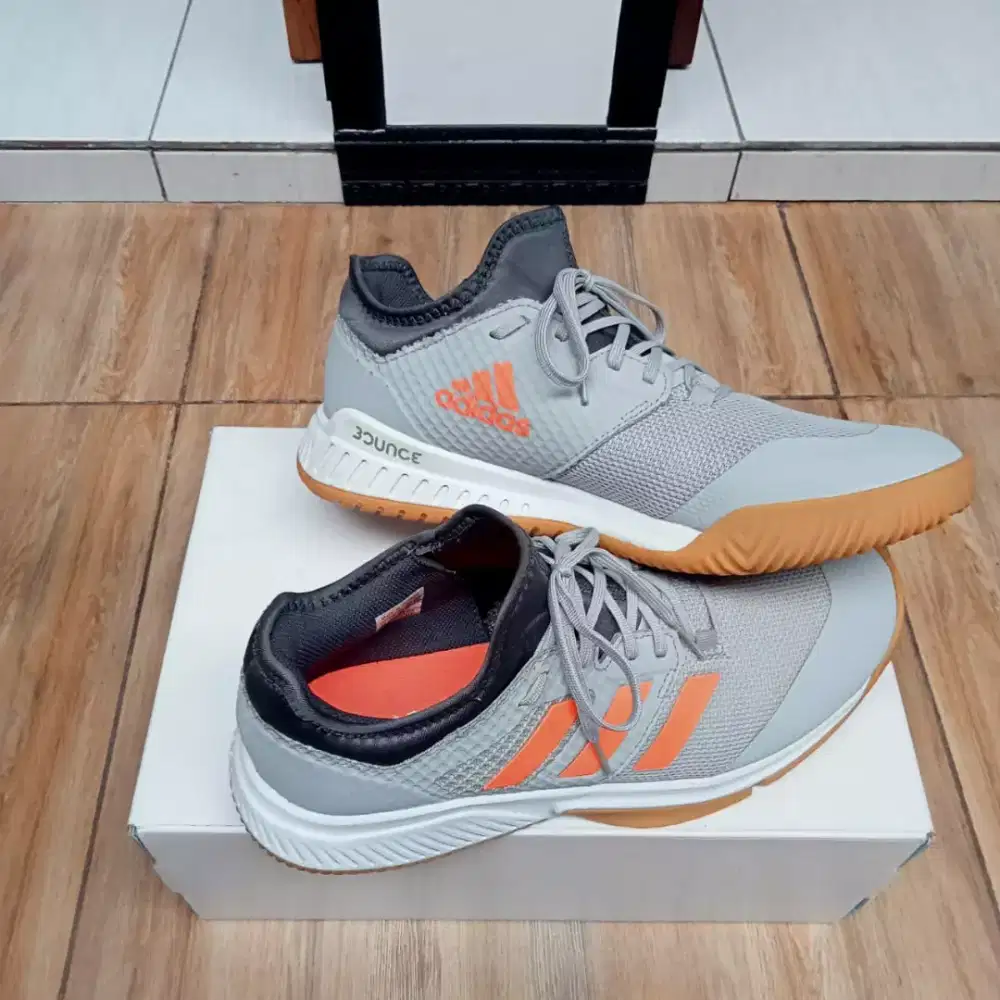 Sepatu ADIDAS badminton