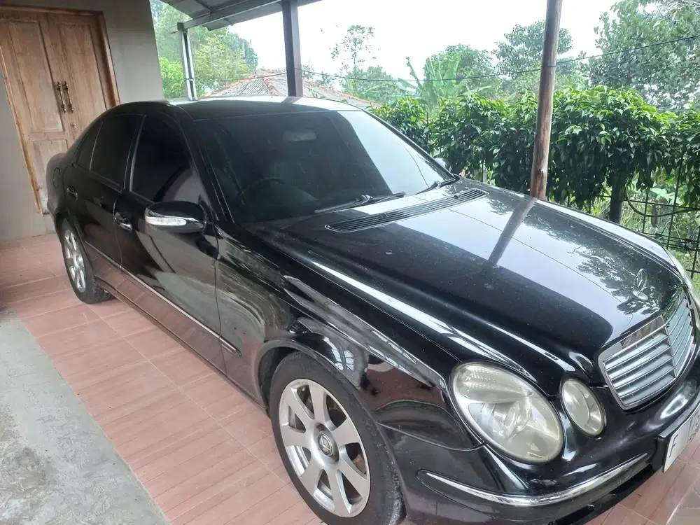 Mercedes-Benz E240 2004 Bensin
