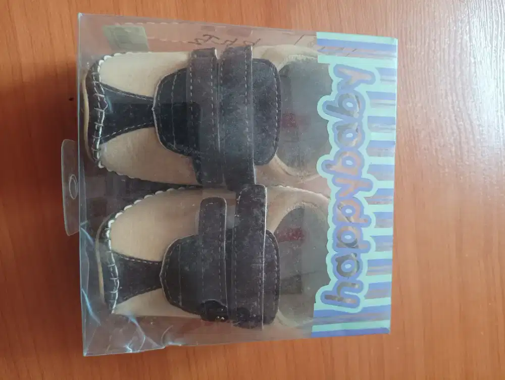 2 pasang sepatu bayi msh baru