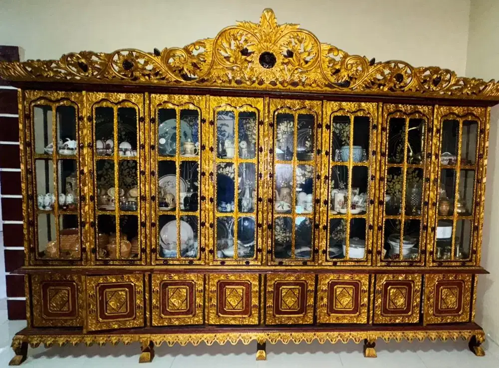 Lemari Kayu Jati Ukir Klasik