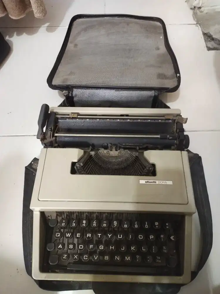 Mesin Ketik Merk Ollivetti