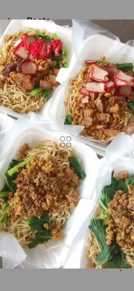 Karyawan resto bakmi. Waiter kasir rebus bakmi helper chinesefood