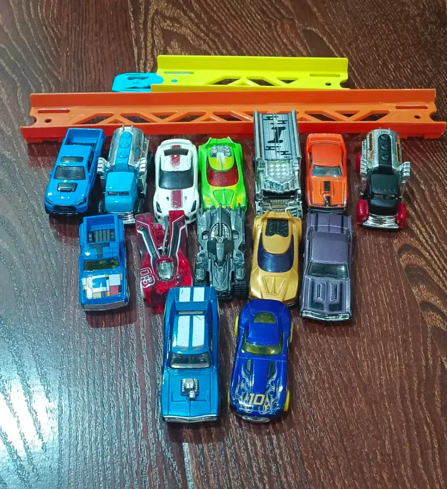 Mainan Hot Wheels 14 pcs plus Track Lurusnya