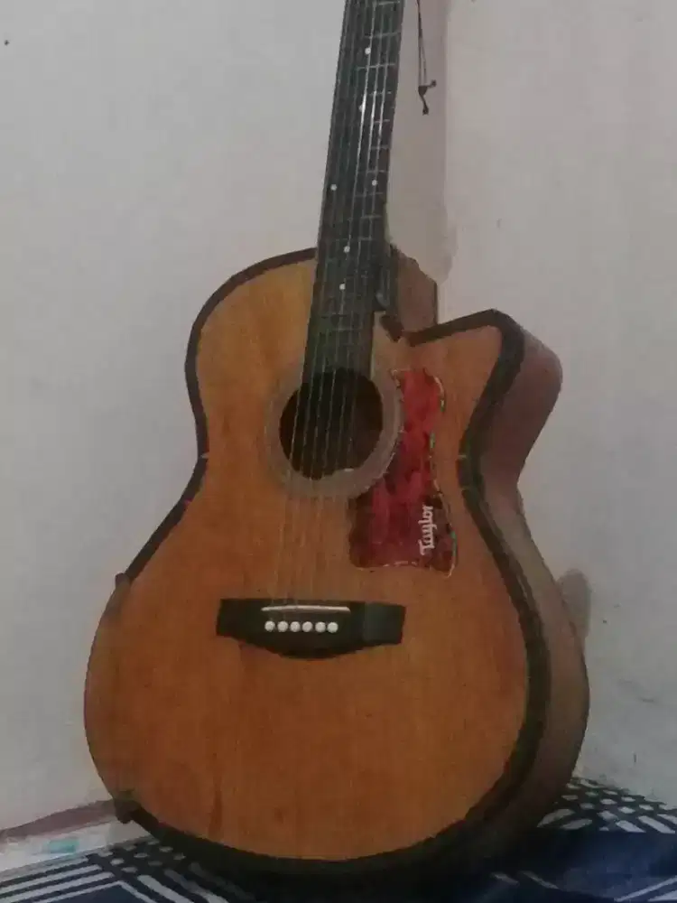 Gitar akustik taylor