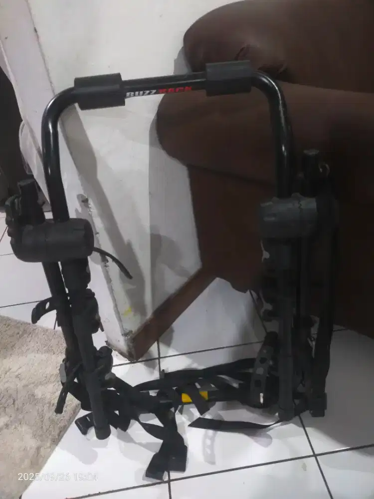 Gantungan  sepeda untul di mobil