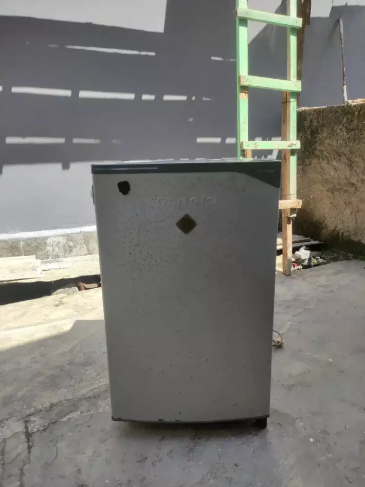 Kulkas 1 pintu merk thosiba glacio