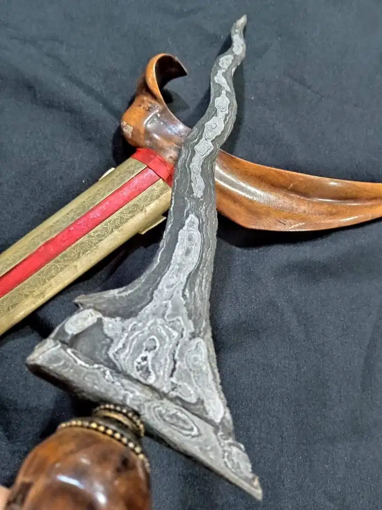 Keris Sepuh Pusaka Carubuk pamor Tirto Tumetes Warangka Ladrang solo