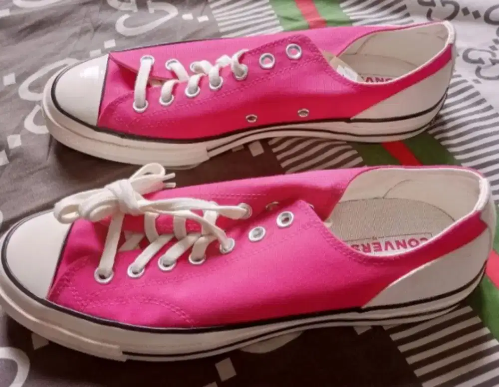 sepatu converse warna fuschia size 43