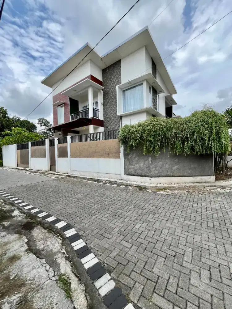 Dijual Rumah Full Frunish di Belakang Hyatt Jalan Palagan