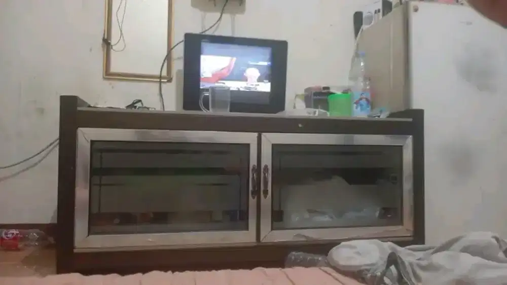 Lemari gantung dan meja tv