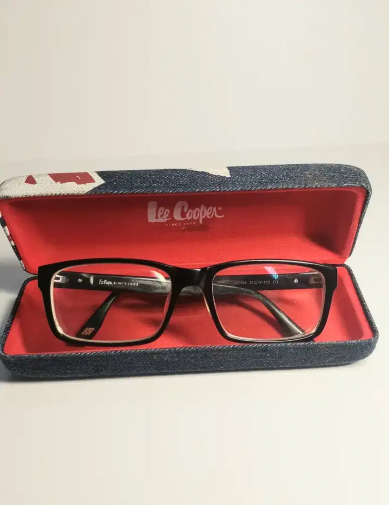 Kacamata lee cooper