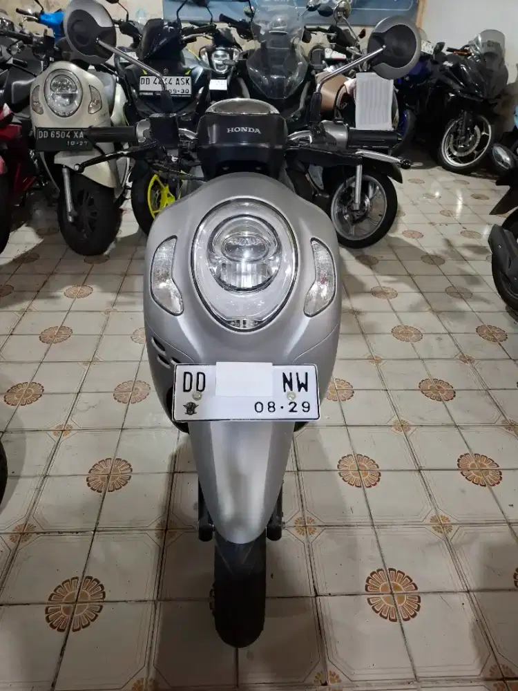 Honda Scoopy 110cc 2024 silver hitam