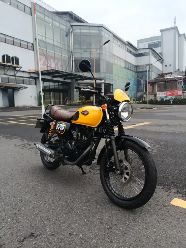 Dijual kawasaki w175 cafe 2021. Istimewa, mulus banget. Warna kuning