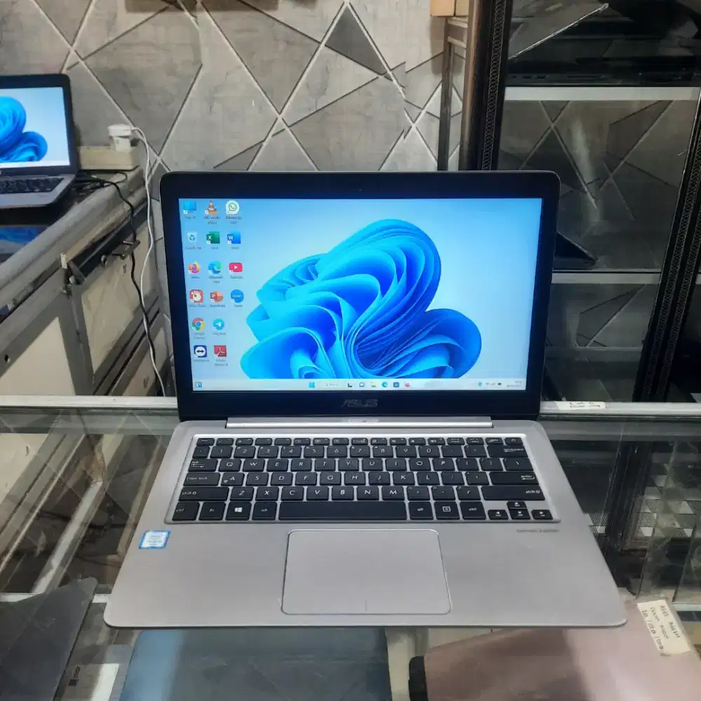 Asus ZenBook UX310U, Core i3 Gen 6, RAM 8GB, SSD 256GB, 14 inch