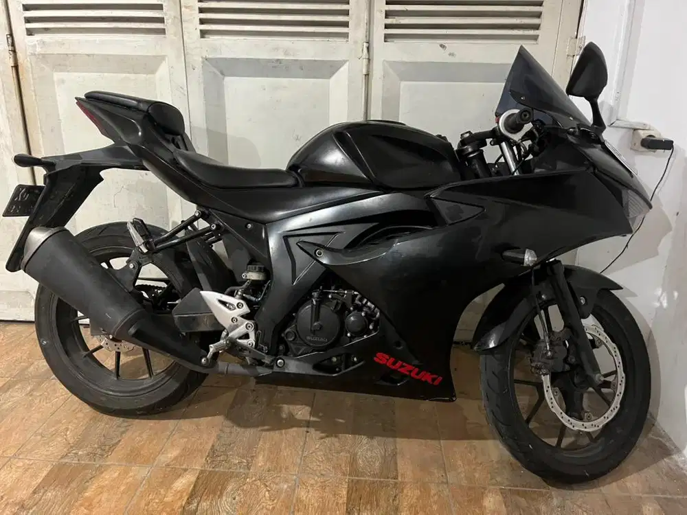 Suzuki GSX R 150 hitam 2019