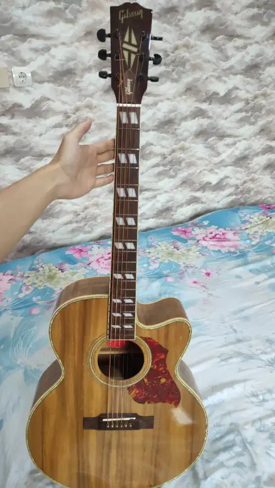 Gitar Akustik Gibson