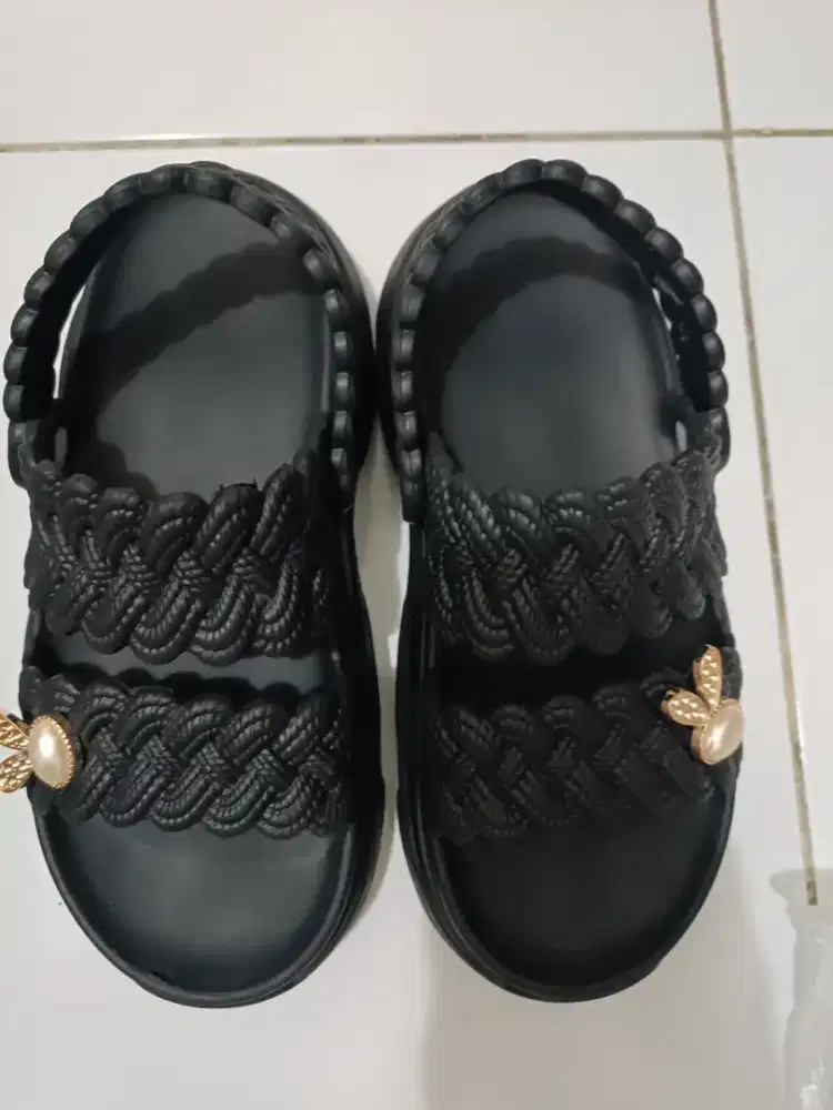 Sendal hitam kekinian