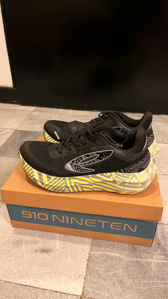 910 Nineten Running Shoes – Ukuran 42 (Like New!)