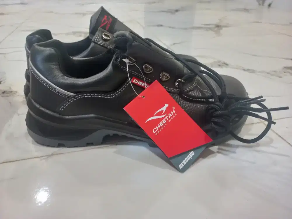Dijual sepatu safety besi merk Cheetah uk 42
