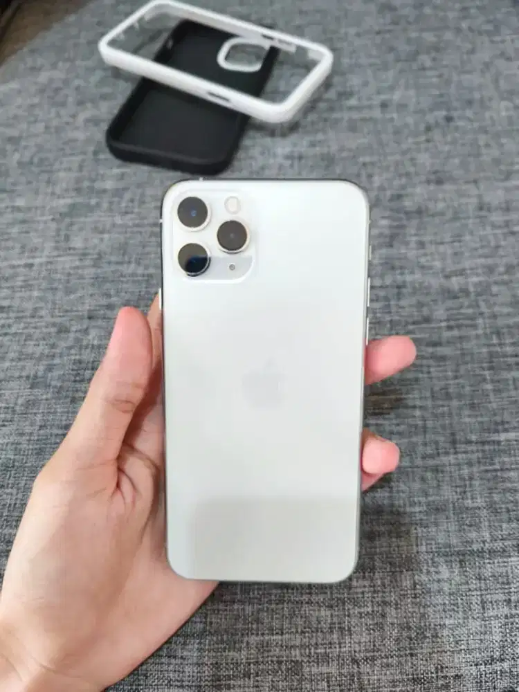 Preloved Jual murah iPhone 11 pro 256 Gb (White)