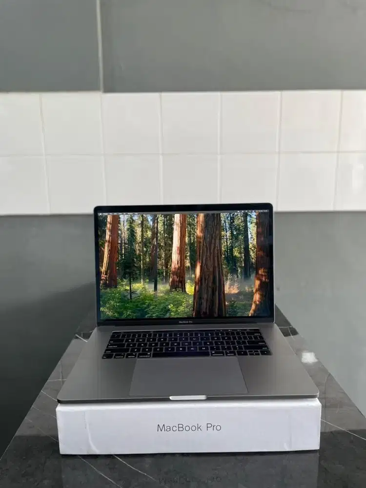 MacBook Pro 15 inch 2019 DUAL VGA i9 RAM  32 GB/4 TB
