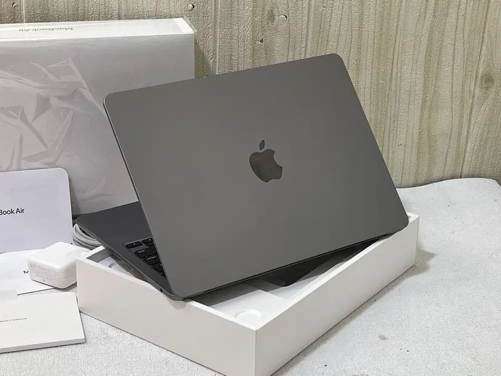 BU MacBook Air M2 2022 13-Inch RAM 16 GB SSD 256 GB Cc:3 Mulus Fullset