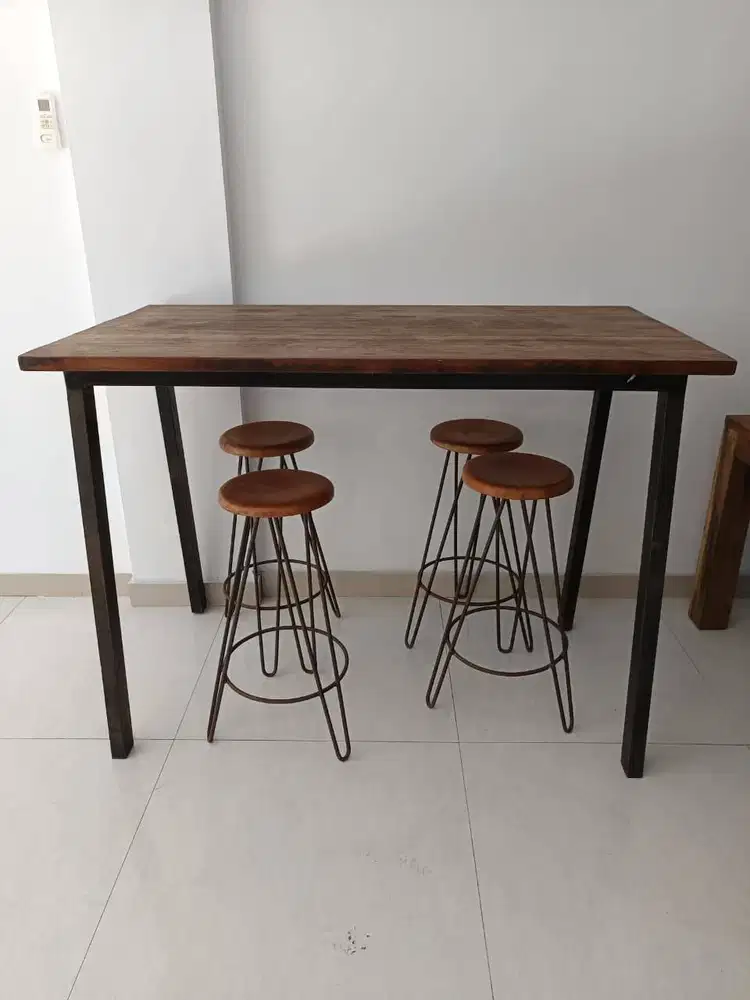 Set Meja & Kursi Bar Industrial Minimalis (Bekas)