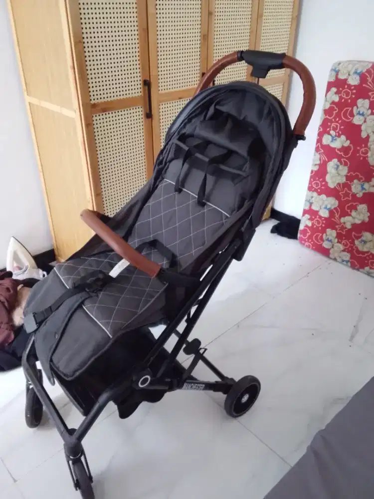 Stroller Lipat Chris Olins Manchester