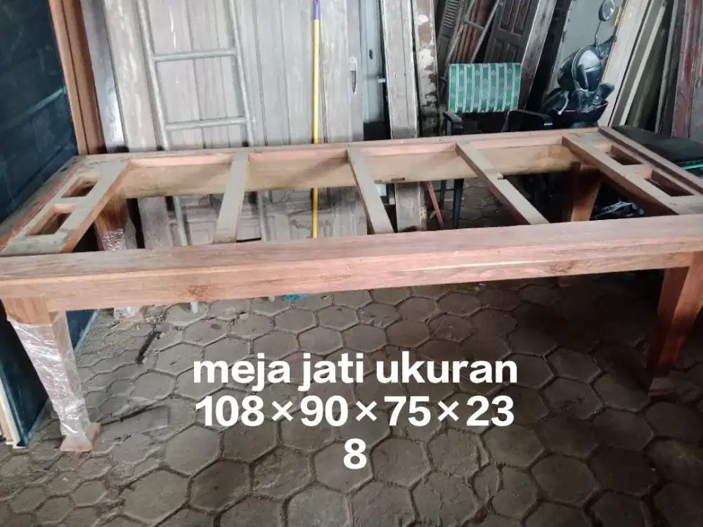 Meja jati tua.. Tinggal nya bisa pakai kaca / marmer