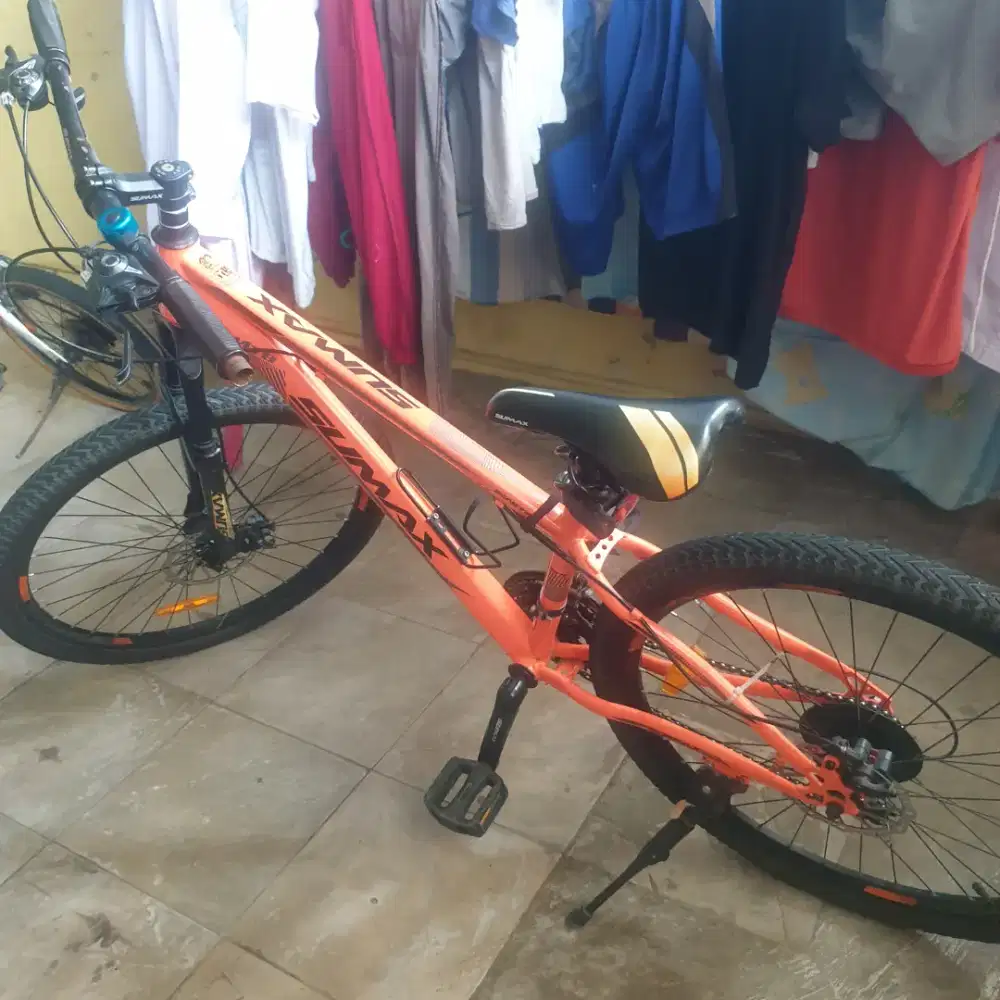 Dua sepeda lipat dan sepeda santai