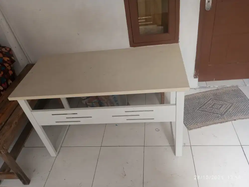 Meja kantor minimalis