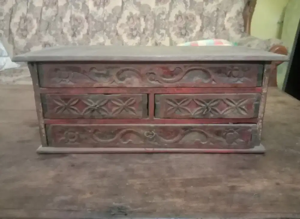 Tempat perhiasan ukir kuno antik