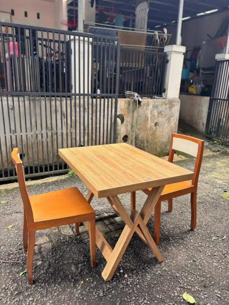 Jual cepat
Meja kursi cafe/resto
Uk 100x70x75
Meja 1 
Kursi singel 2