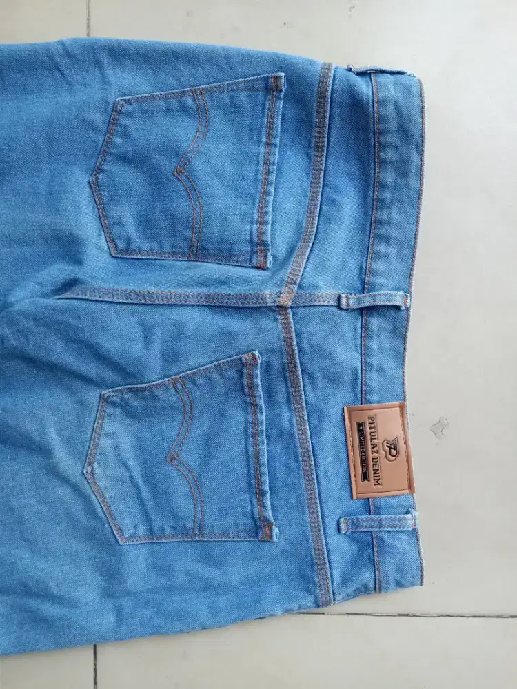 Di jual celana jeans ukuran 32,34  bekas dan celana kain 31 kecil