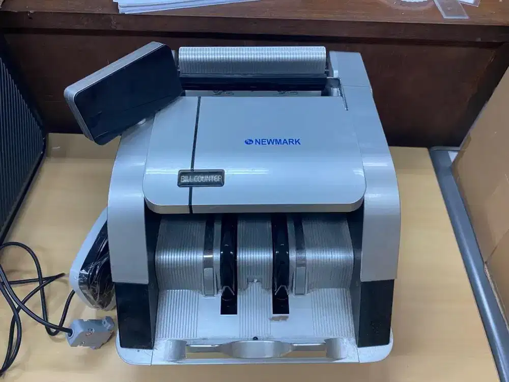 Mesin penghitung uang NEWMARK